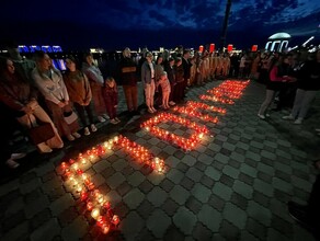 В Благовещенске выложили из свечей семиметровое слово Помним фото