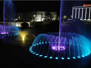 Невероятной красоты фонтан сняли ночью на видео в Благовещенске