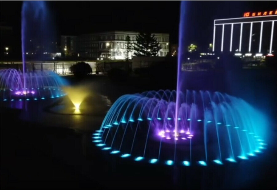 Невероятной красоты фонтан сняли ночью на видео в Благовещенске