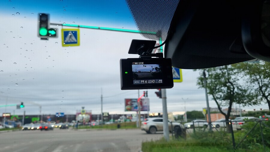 В МВД РФ прокомментировали информацию о запрете установки видеорегистраторов на лобовые стекла автомобилей