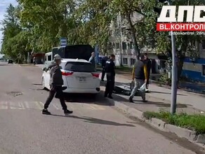 На улице в Благовещенске умер человек видео 