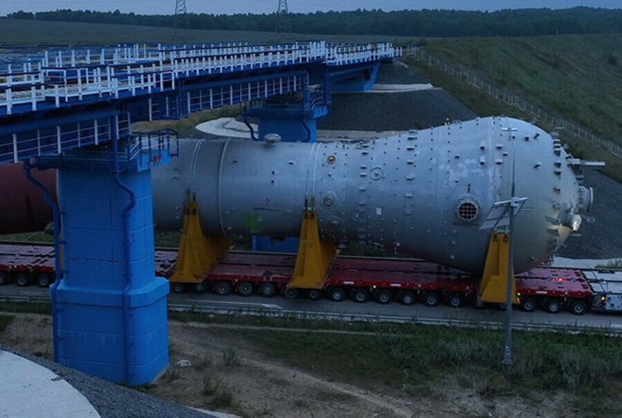 Громадный 500тонный реактор доставили на строительство Амурского газохимического комплекса фото