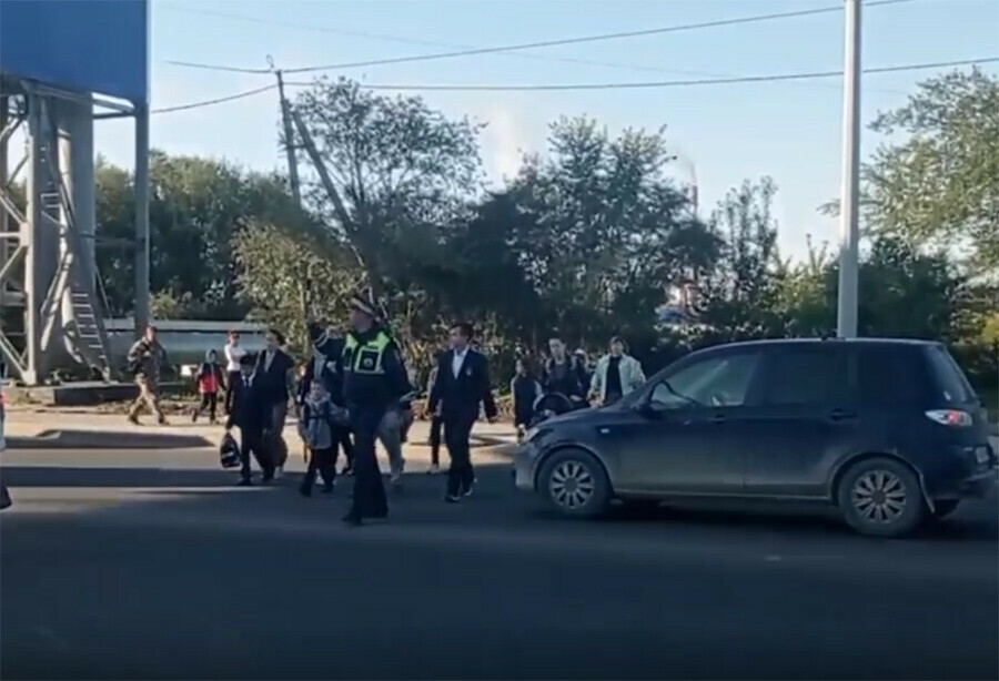 О пешеходах и автомобилях в районе новой школы высказался мэр Благовещенска видео