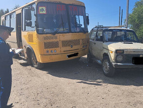 В Поздеевке школьный автобус с детьми столкнулся с Нивой нарушившей ПДД фото