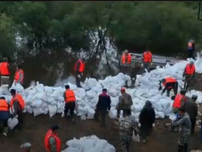 Возводить дамбы вдоль разлившейся реки начали китайские волонтёры и чиновники видео