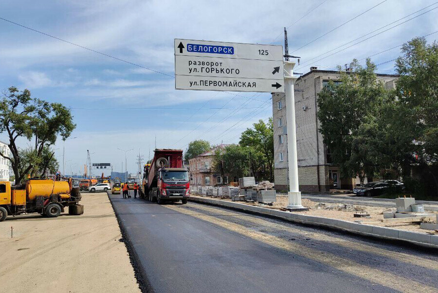 Улицу Горького в районе моста в Благовещенске одевают в асфальт Для комплекта нужен ремонт еще трех улиц