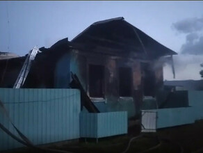 При штормовом ветре амурские пожарные тушили огонь в доме села Черемхово видео
