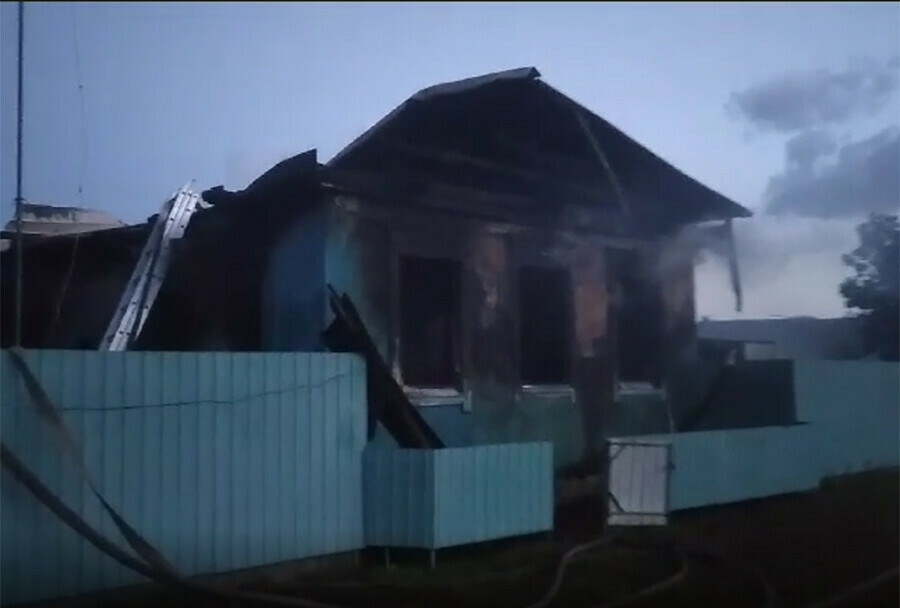При штормовом ветре амурские пожарные тушили огонь в доме села Черемхово видео
