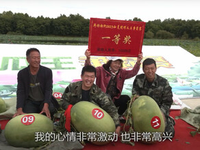 В китайской деревне напротив Благовещенского округа вырастили арбуз весом больше 50 килограммов