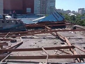 Опубликовано видео разбора конструкций на крыше здания Благовещенска которые не выдержали сильного ветра 
