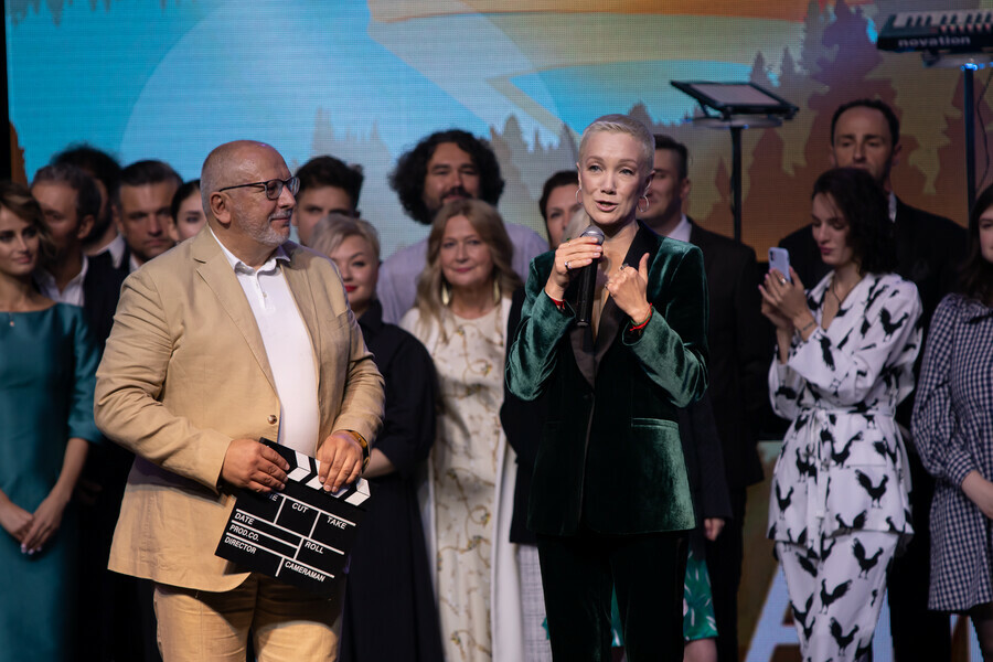 Актриса Дарья Мороз получила на XXI фестивале Амурская осень комплект с бриллиантами фото