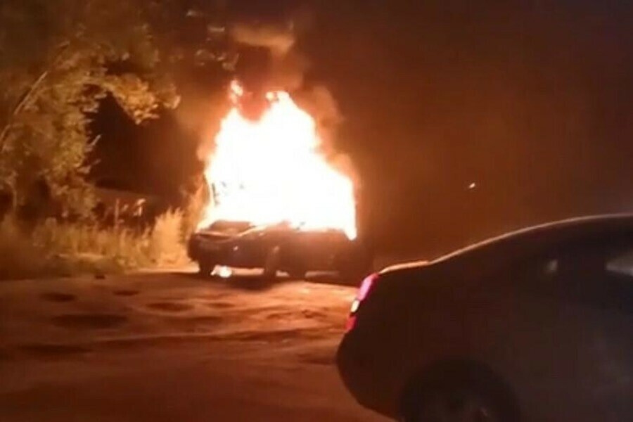 На одной из улиц Благовещенска полностью выгорел автомобиль видео