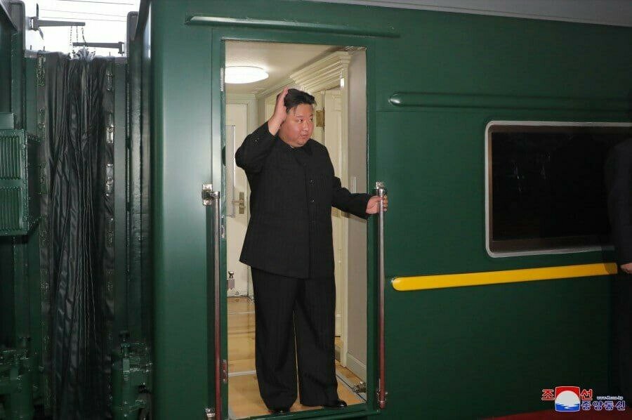Ким Чен Ын выехал из Пхеньяна на спецпоезде и направляется в Россию