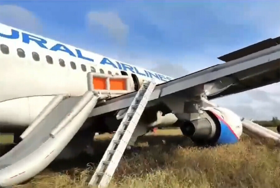 МЧС опубликовало видео с места аварийной посадки самолета в поле в Новосибирской области обновлено