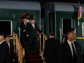 Главу  КНДР Ким Чен Ына встречали в Приморье красной ковровой дорожкой фото