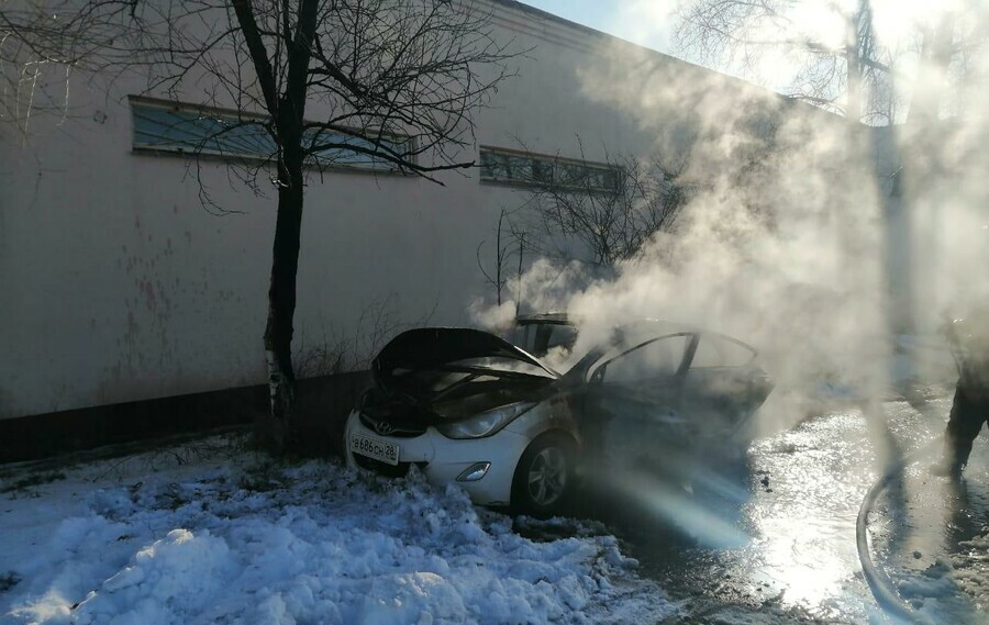 В Благовещенске иномарка с водителем взорвалась во время движения Момент ЧП сняла камера видеонаблюдения видео