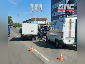 Водителя вырезают из машины страшное ДТП произошло в Благовещенске фото