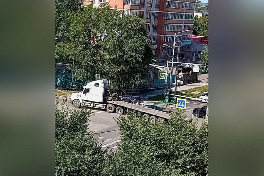 На видео попал момент как в легковушка залетела под тяжеловес в Благовещенске 