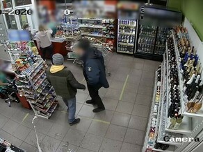 В Благовещенске пьяные мужчины напали на охранника магазина и отобрали у него оружие видео