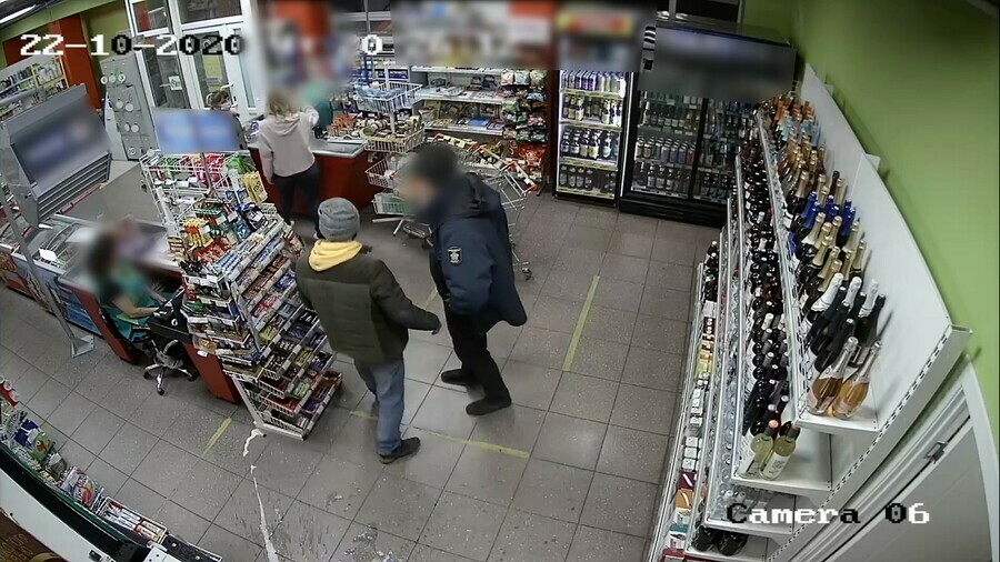В Благовещенске пьяные мужчины напали на охранника магазина и отобрали у него оружие видео