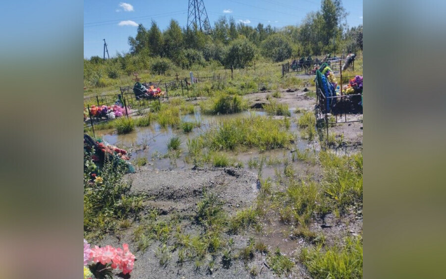 Невозможно пройти мимо могил в Зее топит местное кладбище