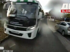 Пассажирский автобус в Благовещенске в последний момент запрыгнул на газон и избежал ДТП видео