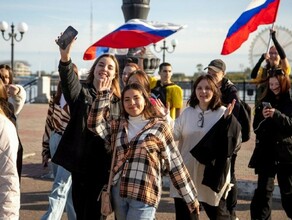 Колонна молодежи прошла по центру Благовещенска фото 