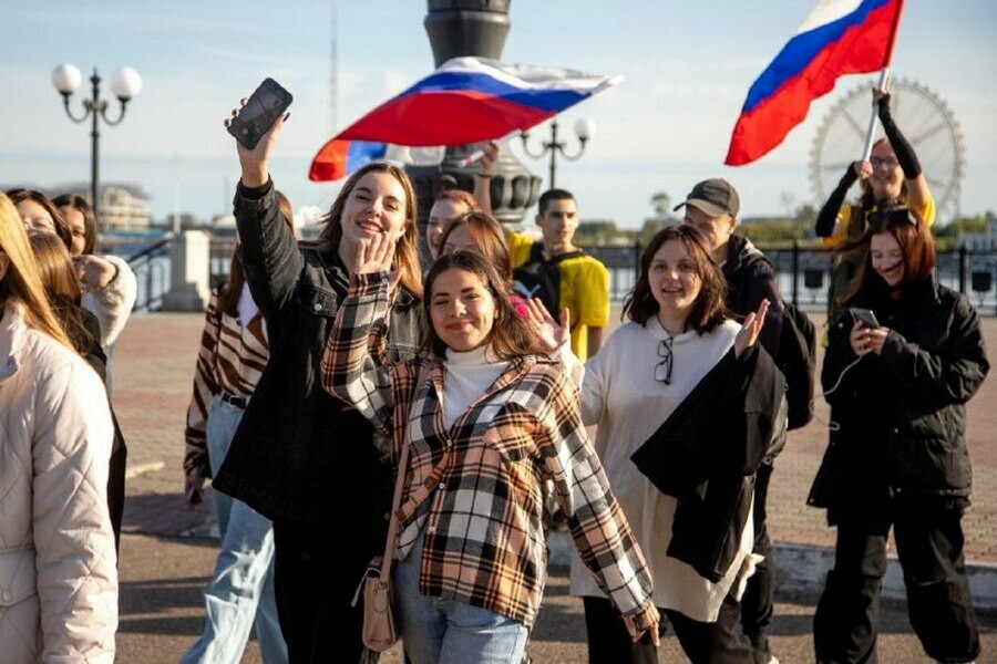 Колонна молодежи прошла по центру Благовещенска фото 