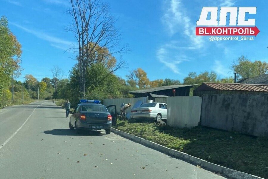 Авто взяло на таран забор жилого дома в Приамурье 