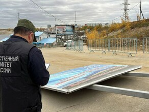 На женщину упал баннер она в реанимации