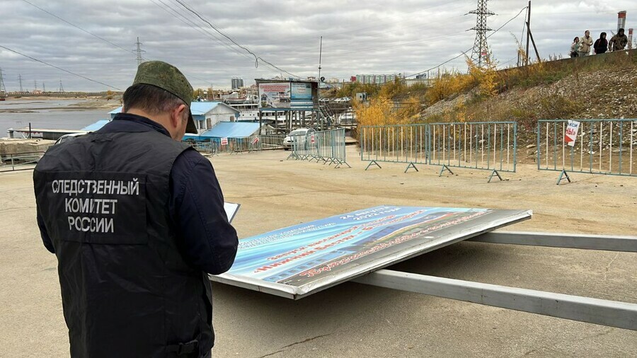 На женщину упал баннер она в реанимации