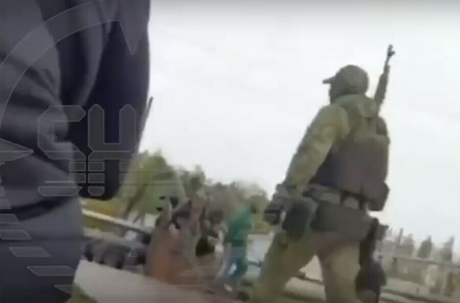 SHOT вооруженные люди захватили нефтяную компанию в Сибири видео