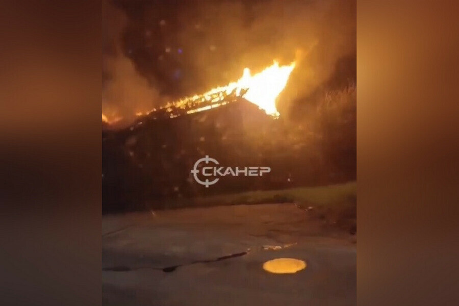 Стали известны подробности ночного пожара в Благовещенске в результате которого дом остался без крыши видео 