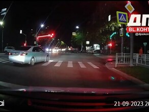 Соцсети на оживленном перекрёстке Благовещенска водитель иномарки проехал на красный видео