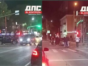 В центре Благовещенска около полуночи случилось жесткое ДТП Автомобиль выбросило на тротуар видео