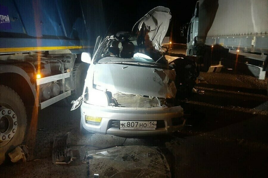В Приамурье задержан водитель который был за рулем врезавшегося в фуры микрика В ДТП погибли шесть человек 