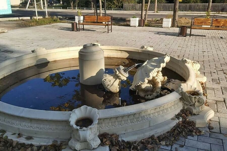 Малолетние вандалы сломали единственный фонтан в амурском поселке видео 