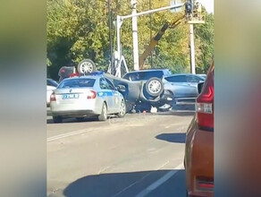 Второй раз за день на Мухина  Горького столкнулись машины Одно авто легло на крышу видео