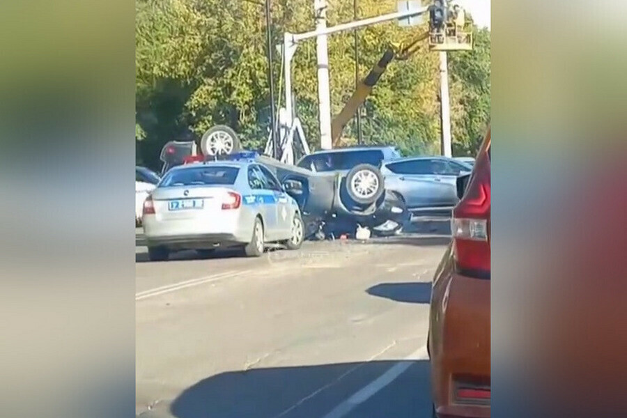 Второй раз за день на Мухина  Горького столкнулись машины Одно авто легло на крышу видео