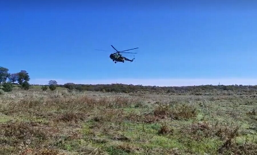 Курсанты ДВОКУ впервые отработали десантирование из вертолета без парашютов видео