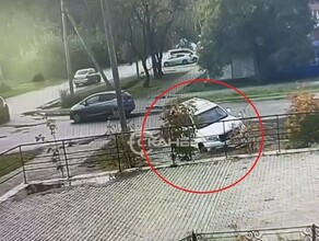 На парковке в центре Благовещенска провалился джип видео