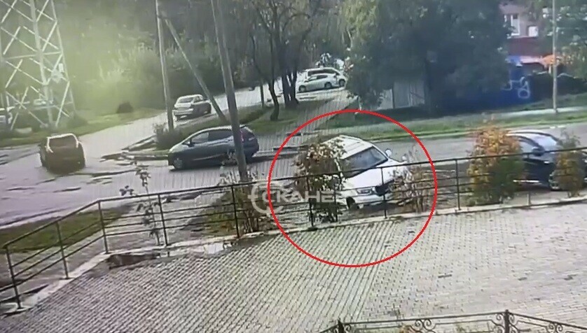 На парковке в центре Благовещенска провалился джип видео