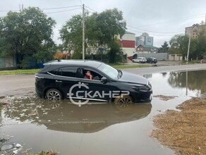 А если ребенок полезет В яму на парковке в центре Благовещенска проваливалась еще одна машина