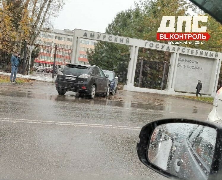 Смелость быть первым На въезде на территорию АмГУ пободались автомобили