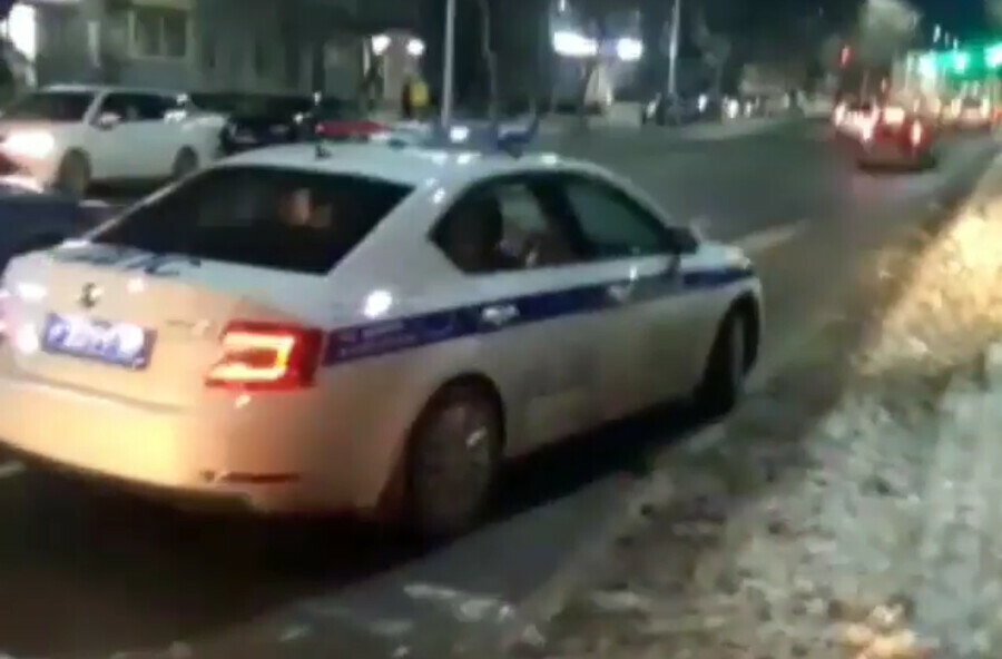 Соцсети в Благовещенске полицейские перехватили автомобиль такси видео