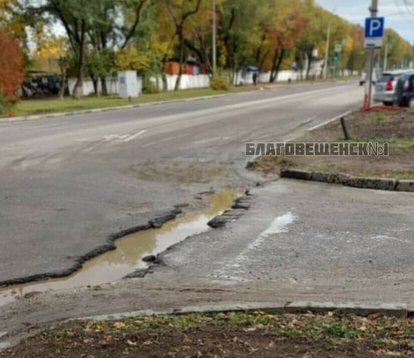 Водителей Благовещенска предупреждают о тайной яме на улице Ленина