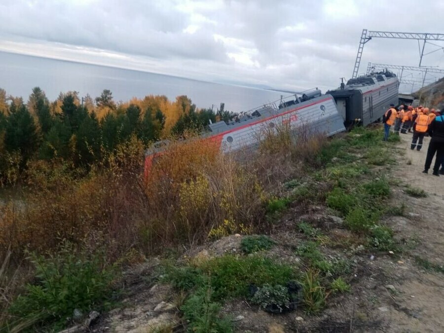 ЧП на БАМе с рельсов сошел локомотив грузового поезда