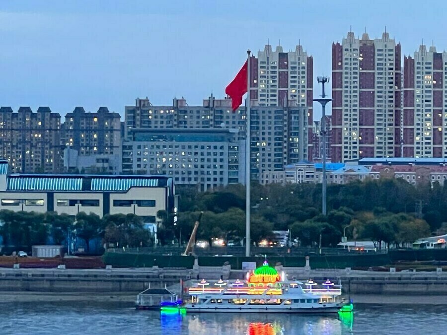 Российские соцсети Все сломали голову почему китайский флагшток ниже российского
