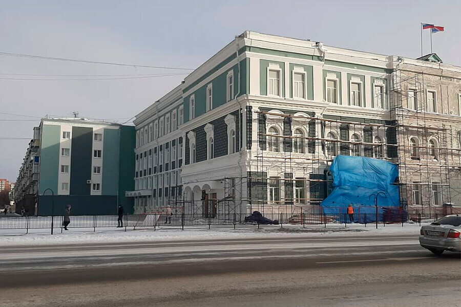 Зеленый дом стал серым Зданию мэрии Благовещенска вернули исторические цвета