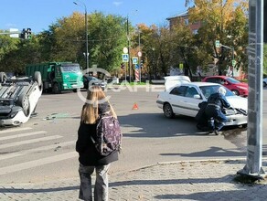Серьезное ДТП возле Алексеевской гимназии Благовещенска от удара машину перевернуло на крышу фото видео